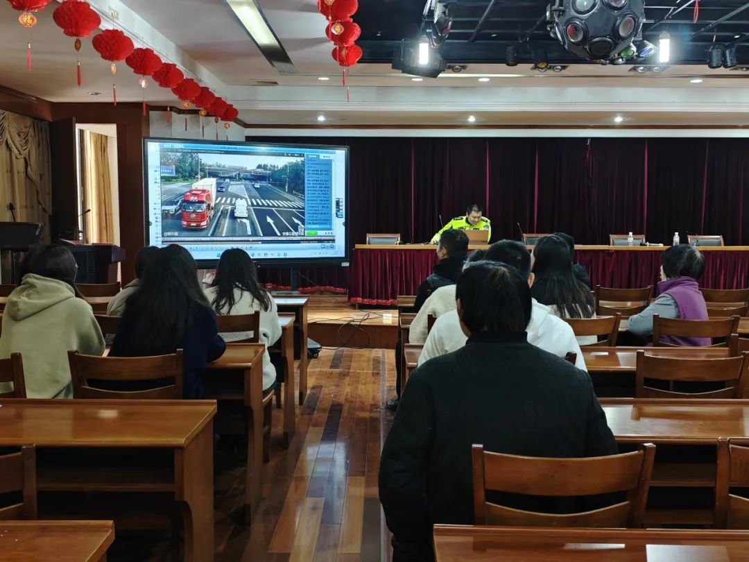 Dongbang Traffic Police Squadron het na die fabriek gekom om verkeersveiligheid te bevorder