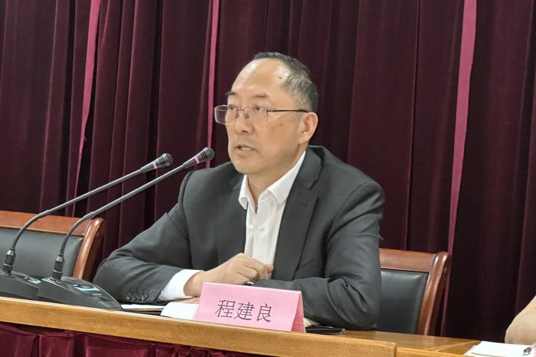 Changshu Polyester het 'n vergadering gehou vir kaders van die middelvlak, ingenieurswese en tegniese personeel en bemarkingspersoneel