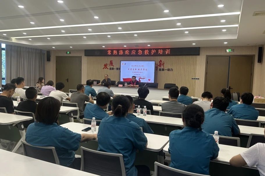 Changshu Polyester doen opleiding vir junior paramedici