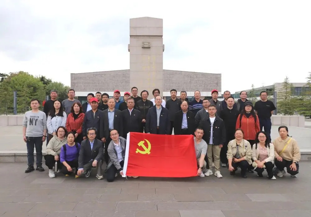 Changshu Polyester Co., Ltd. Partytak organiseer besoek aan Yancheng New Fourth Army Memorial Hall